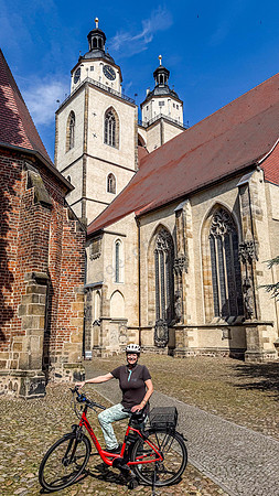 Autorin mit Fahrrad vor der Stadtkirche St. Marien