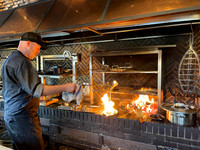 Im Restaurant des Boutique B&Bs Kläpphagen auf der Insel Sydkoster wird auf offem Feuer gekocht