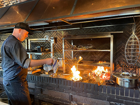 Im Restaurant des Boutique B&Bs Kläpphagen auf der Insel Sydkoster wird auf offem Feuer gekocht