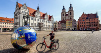 Autorin mit Fahrrad auf dem Marktplatz Wittenberg