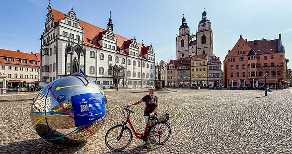 Autorin mit Fahrrad auf dem Marktplatz Wittenberg