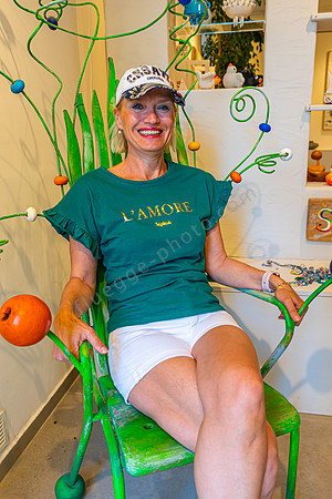 Die kroatische Freundin Ranka in einer Kunstgalerie in Hvar