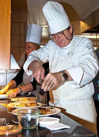 Jean-Marie Dumaine beim Anrichten von Seeteufel-Carpaccio mit getrüffelter Polenta