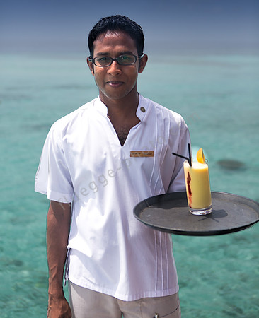Kleine Erfrischung gefällig? Ein freundlicher Bar-Mitarbeiter serviert einen Mangodrink
