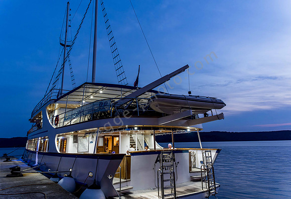 Kreuzfahrt-Schiff „Aria“ am Anleger der Insel Zverinac