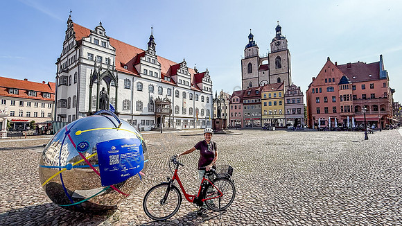 Autorin mit Fahrrad auf dem Wittenberger Marktplatz