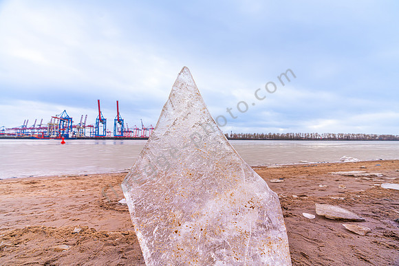 Eisscholle am Hamburger Hafen