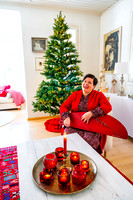 Sari Kaasinen singt mit der Kantele.