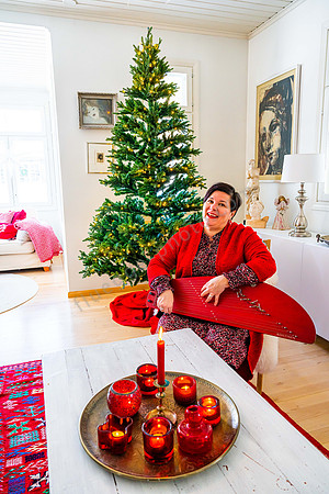 Sari Kaasinen singt mit der Kantele.