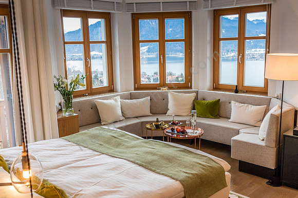 Refugium mit Traumblick: Schöner als im entspannt-eleganten "Das Tegernsee" inmitten seiner 42 Hektar               großen Parklandschaft über dem Tal wohnt man nirgendwo sonst in der Region