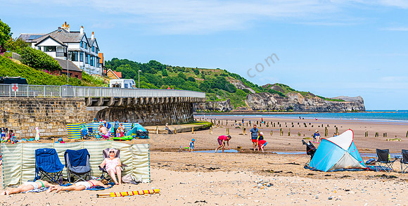 Touristen am Strand von Sandsend