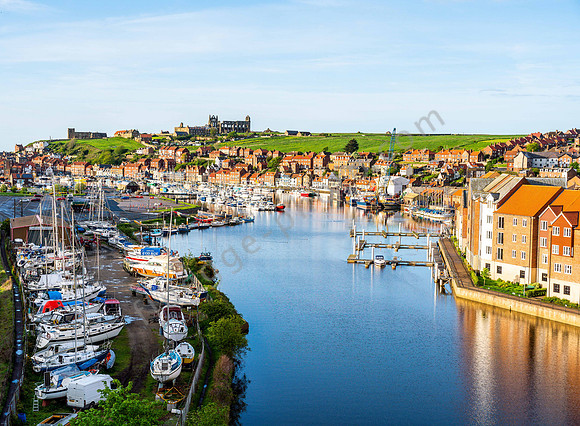 Der Fluss Esk fließt durch Whitby in North Yorkshire,