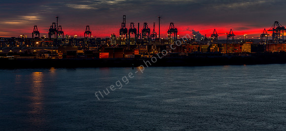 Hamburger Hafen bei Nacht