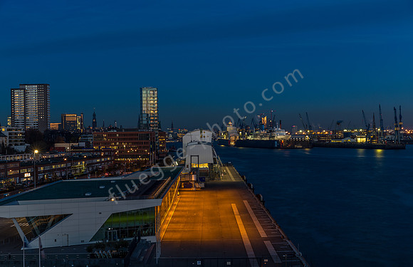 Hamburger Hafen bei Nacht