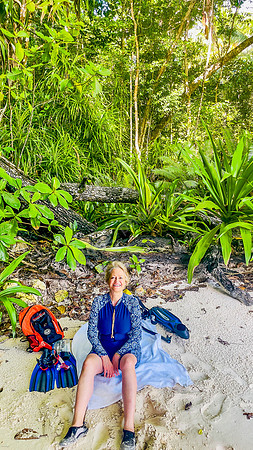 Autorin am Strand in Triton Bay