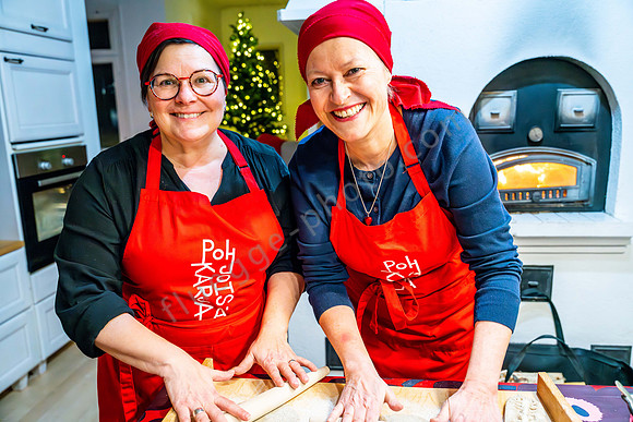 Sari Kaasinen und Autorin bei der Herstellung von Piroggen