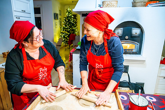 Sari Kaasinen und Autorin bei der Herstellung von Piroggen