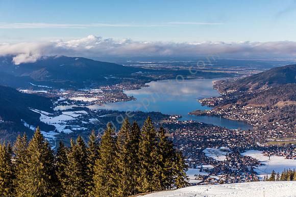 Egal, ob per Seilbahn oder zu Fuß erklommen: Der Wallberg belohnt mit einem wunderbaren Fernblick       über den See und das Tegernseer Tal