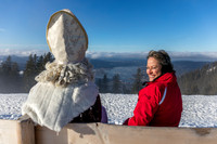 Erwischt! Autorin Heike Weichler hat den Weihnachtsmann beim Chillen auf dem Wallberg entdeckt       und mit ihm einträchtig die Aussicht auf den Tegernsee genossen