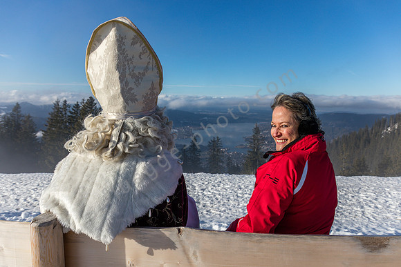 Erwischt! Autorin Heike Weichler hat den Weihnachtsmann beim Chillen auf dem Wallberg entdeckt       und mit ihm einträchtig die Aussicht auf den Tegernsee genossen