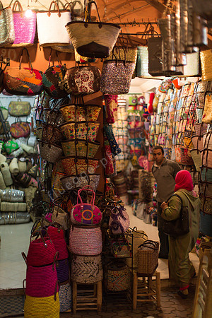 Die bunten Korbwaren im Souk sind oft aufwändig bestickt und mit Lederhenkeln versehen