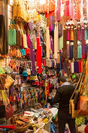 Der Souk ist ein El Dorado für Accessoires. Hier bunte Quasten, Schlüsselanhänger, Armbänder und Ketten aus den Fasern der Kaktusfeige