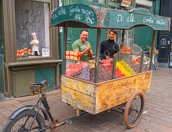 Stand mit der berühmten Nascherei "Neuzekes" (kleine Nasen) in Gent