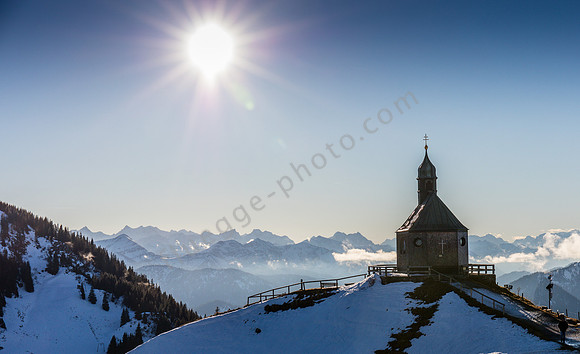 Über allen Gipfeln ist Ruh': Besinnlich ist auch eine Rast an der hübschen kleinen Kapelle auf dem Wallberg        mit Bänken drum herum. Von dort erstreckt sich das Panorama von den Bayrischen bis in