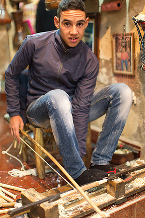 Holzschnitzer-Lehrling bei der Arbeit im Souk