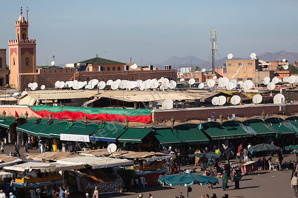 Blick über den Platz Djeema El Fna auf die Souks