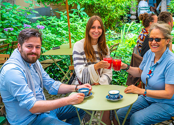 Autorin mit Sohn und dessen Freundin im Cafe In Gent