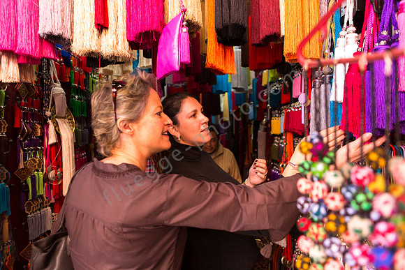 Auch Chef-Concierge Maria Trimoulla (rechts) vom Taj Palace Marrakech begleitet Gäste gern und kenntnisreich zum Shopping