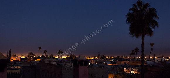 Blick über die Medina von Marrakesch bei Nacht