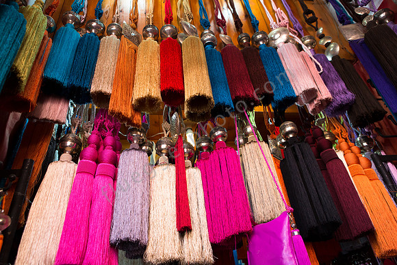 Quasten, die vom Himmel hängen: Die bunten Accessoires sind überall im Souk zu finden