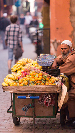 Bauern aus der Umgebung Marrakeschs bieten ihre Früchte in den Gassen an