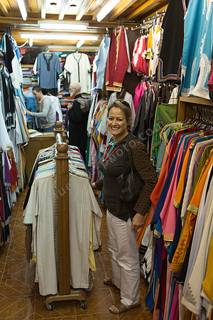 Kaftan-Laden im Textil-Souk. Die bunten Gewänder sind sowohl strand- als auch partytauglich