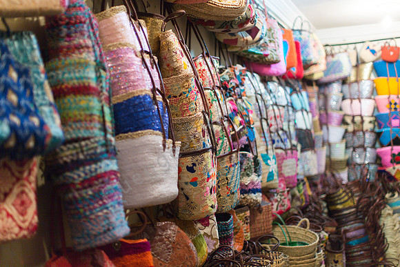 Bunte Korbwaren im Souk. Viele sind aufwändig bestickt und mit Lederhenkeln versehen
