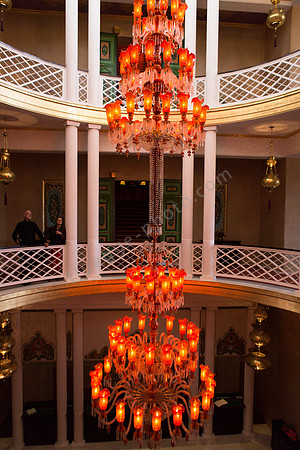 Kronleuchter über zwei Stockwerke in der Hotelhalle des Taj Palace Marrakech