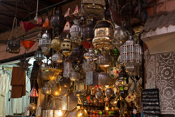 Ziselierte Metalllaternen und bunte Glaslampen gehören zu den beliebtesten Waren im Souk.