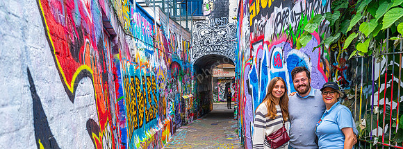 Die Graffiti-Gasse mit  Autorin(rechts), Sohn und seiner Freundin