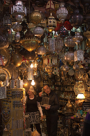 Ziselierte Metalllaternen und bunte Glaslampen gehören zu den beliebtesten Waren im Souk.
