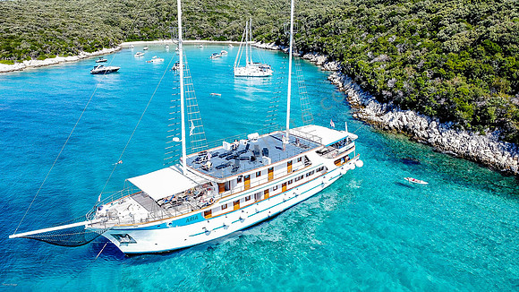 Kreuzfahrt-Schiff „Aria“ bei einer Badepause