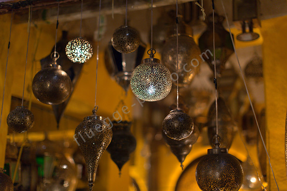 Ziselierte Metalllaternen im Souk