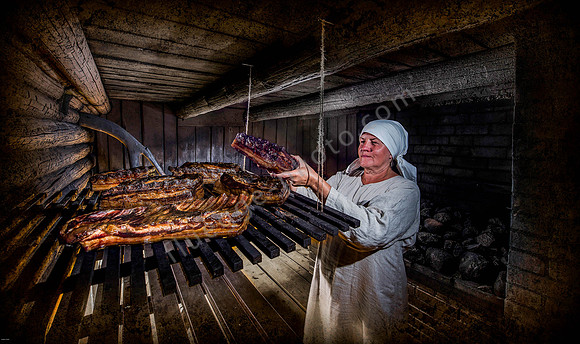 Eda räuchert auch Fleisch