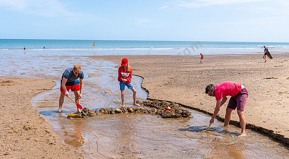 Touristen am Strand von Sandsend