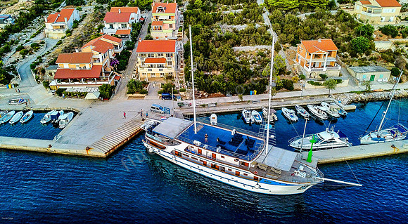 Kreuzfahrt-Schiff „Aria“ am Anleger der Insel Zverinac