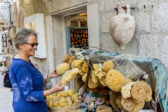Souvenir-Laden mit Naturschwämmen der Region