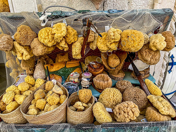 Souvenir-Laden mit Naturschwämmen der Region