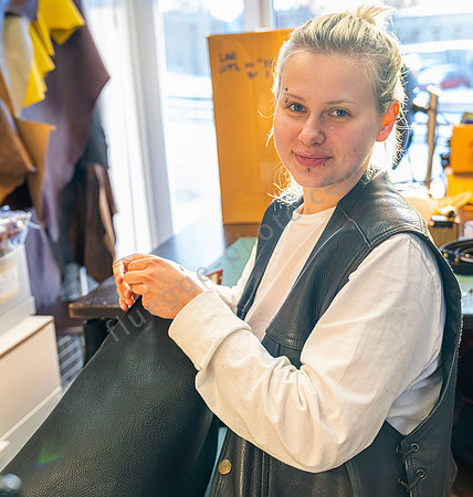 Leder-Künstlerin Telliskivi Creative City in Tallinn