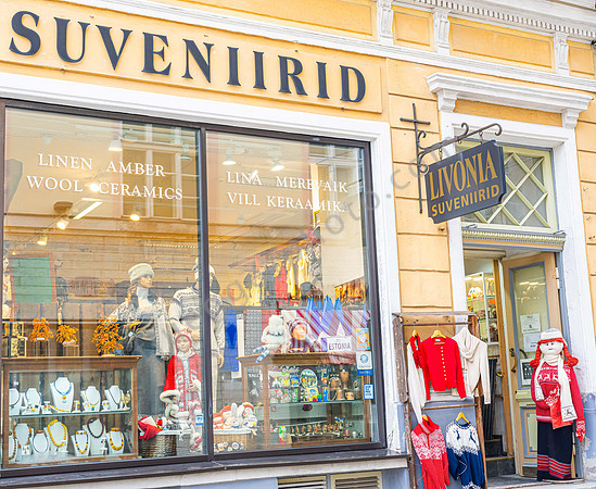 Souvenirladen in Tallinn mit traditionellem Kunsthandwerk